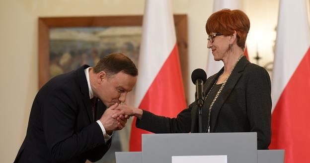 Prezydent Andrzej Duda (L) oraz minister rodziny, pracy i polityki społecznej Elżbieta Rafalska (P) /PAP