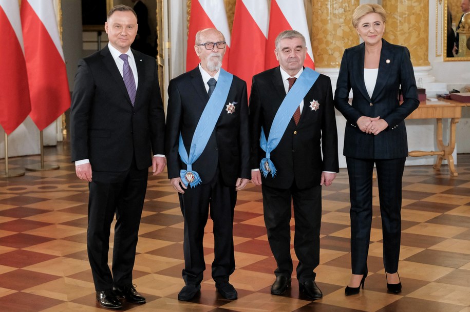 Prezydent Andrzej Duda (L), pierwsza dama Agata Kornhauser-Duda (P) oraz odznaczeni Orderem Orła Białego Antoni Libin-Libera (2P) i  Antoni Lenkiewicz (2L) /Mateusz Marek /PAP