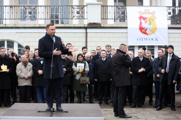 Prezydent Andrzej Duda (L), podczas spotkania z mieszkańcami Otwocka /PAP/Leszek Szymański /PAP