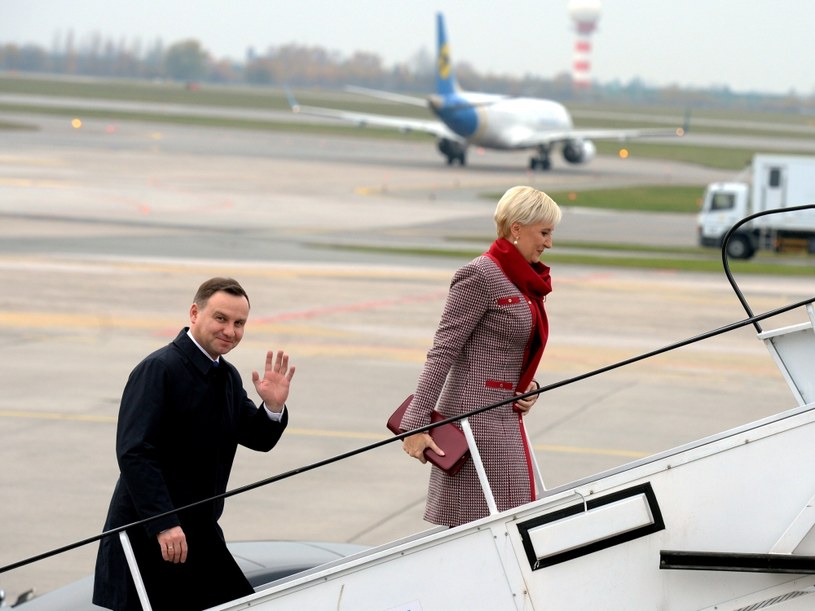Prezydent Andrzej Duda (L) z żoną Agatą Kornhauser-Dudą (P) na warszawskim lotnisku przed wylotem do Ammanu /Jacek Turczyk /PAP