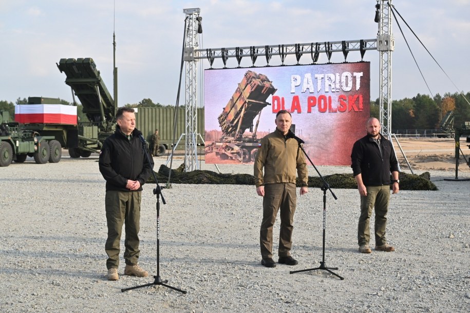 Prezydent Andrzej Duda, Mariusz Błaszczak i Jacek Siewiera  podczas wizyty w Ośrodku Szkolenia Poligonowego Centrum Szkolenia Artylerii i Uzbrojenia w Toruniu /Tytus Żmijewski /PAP