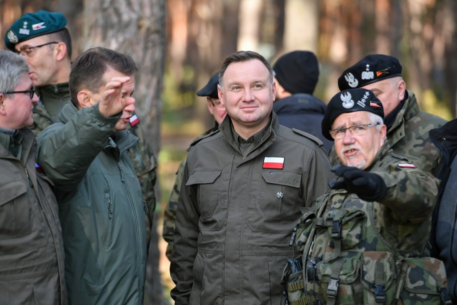 Prezydent Andrzej Duda, minister obrony narodowej Mariusz Błaszczak i szef BBN Paweł Soloch podczas wizyty w 10. Brygadzie Kawalerii Pancernej szkolącej się w Ośrodku Szkolenia Poligonowego Wojsk Lądowych w Nowej Dębie / 	Piotr Polak    /PAP