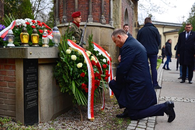 Prezydent Andrzej Duda na Cmentarzu Rakowickim w Krakowie, gdzie złożył wieńce na grobach ofiar katastrofy smoleńskiej /PAP/Art Service /