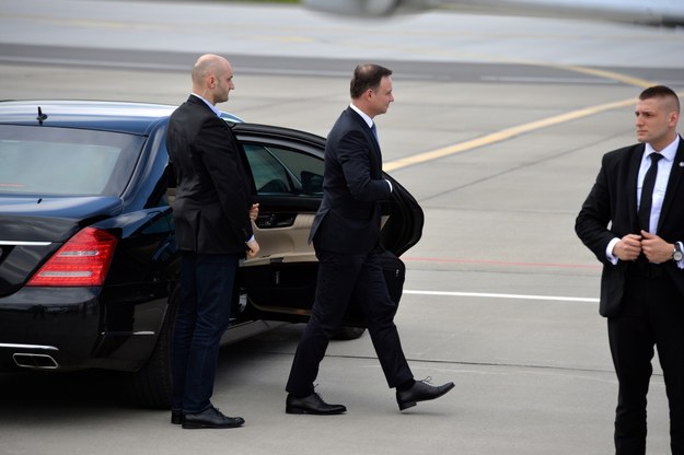 Prezydent Andrzej Duda na krakowskim lotnisku Balice przed wylotem do Bułgarii /Jacek Turczyk /PAP