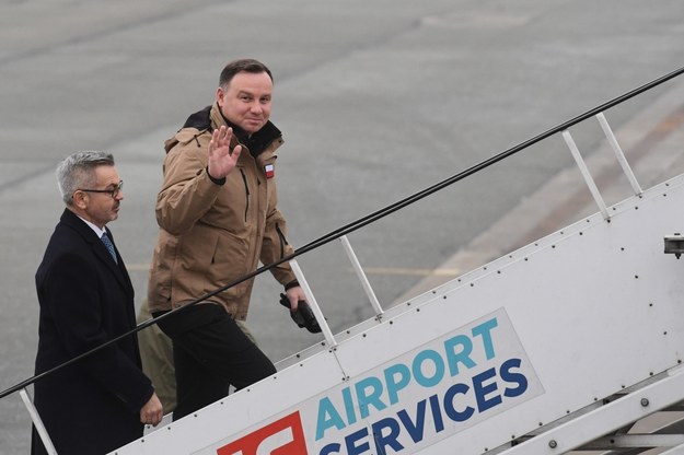 Prezydent Andrzej Duda na warszawskim lotnisku przed wylotem do Rumunii /Piotr Nowak /PAP