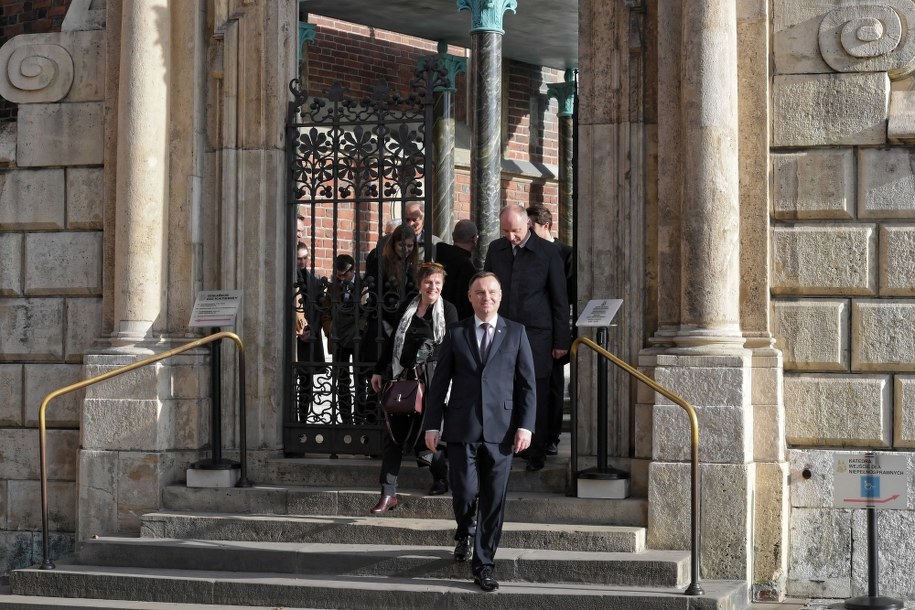 Prezydent Andrzej Duda odwiedził grób Lecha i Marii Kaczyńskich /	Jacek Bednarczyk   /PAP