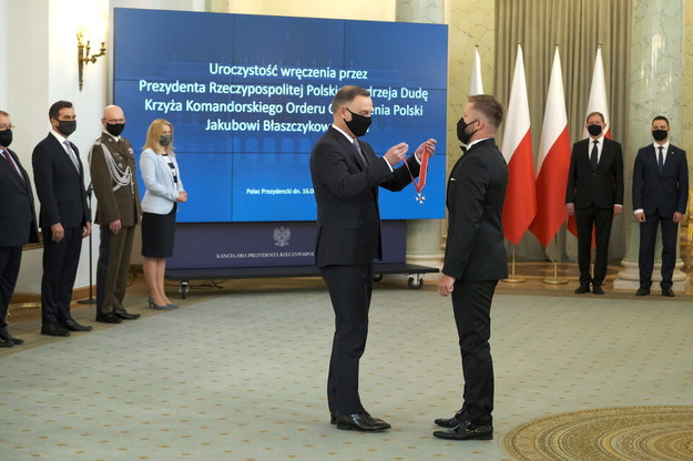 Prezydent Andrzej Duda odznaczył byłego kapitana piłkarskiej reprezentacji Polski Jakuba Błaszczykowskiego Krzyżem Oficerskim Orderu Odrodzenia Polski /Mateusz Marek /PAP