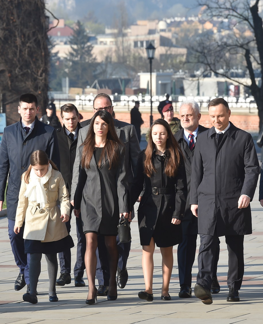 Prezydent Andrzej Duda oraz Marta Kaczyńska z córkami Ewą i Martyną w drodze do Krypty pod Wieżą Srebrnych Dzwonów na Wawelu /Jacek Bednarczyk /PAP