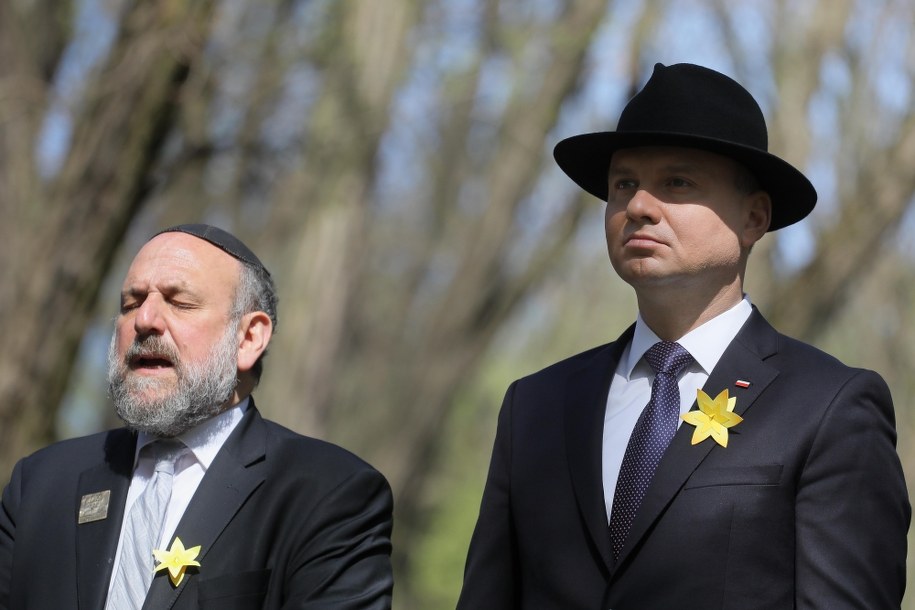 Prezydent Andrzej Duda oraz Naczelny Rabin Polski Michael Schudrich na cmentarzu żydowskim przy ul. Okopowej w Warszawie /Paweł Supernak /PAP