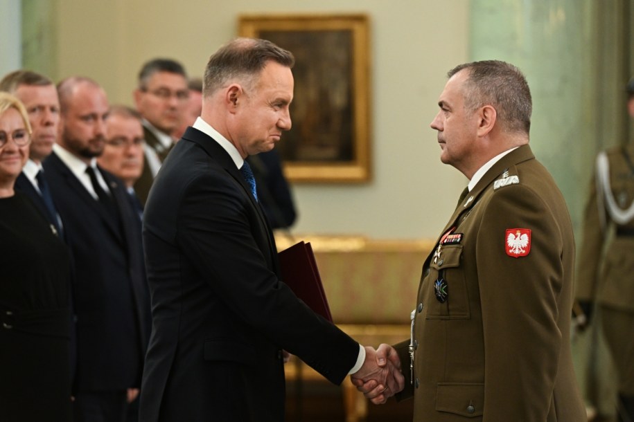 Prezydent Andrzej Duda oraz nowo powołany Dowódca Sztabu Generalnego Wojska Polskiego gen. broni Wiesław Kukuła /Radek Pietruszka /PAP