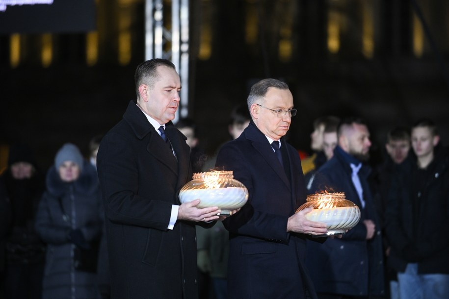 Prezydent Andrzej Duda oraz prezes IPN Karol Nawrocki podczas uroczystości zapalenia "Światła Wolności" na Placu Marszałka Józefa Piłsudskiego w Warszawie /Marcin Obara /PAP