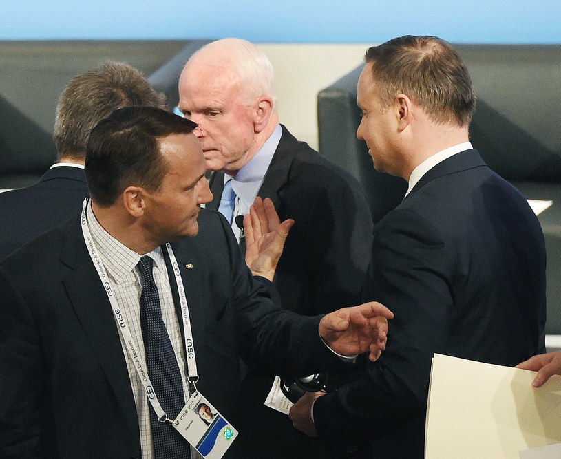 Prezydent Andrzej Duda (P), były minister spraw zagranicznych Radosław Sikorski (L) oraz senator USA John McCain /Radek Pietruszka /PAP