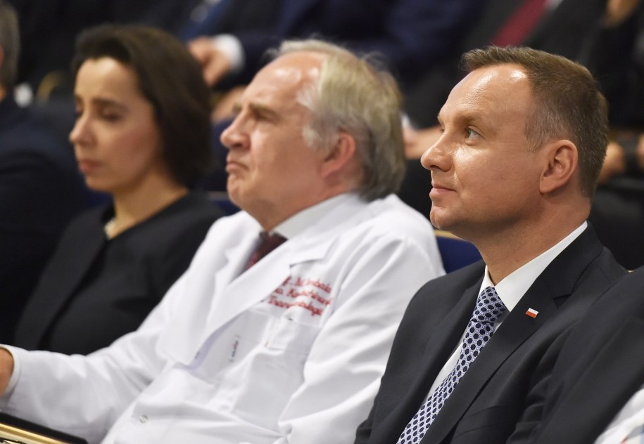 Prezydent Andrzej Duda (P), dyrektor centrum prof. Marek Zembala (C) podczas uroczystości z okazji Jubileuszu XXX-lecia Inwazyjnego Leczenia Zawału Serca w Śląskim Centrum Chorób Serca w Zabrzu /Jacek Bednarczyk /PAP