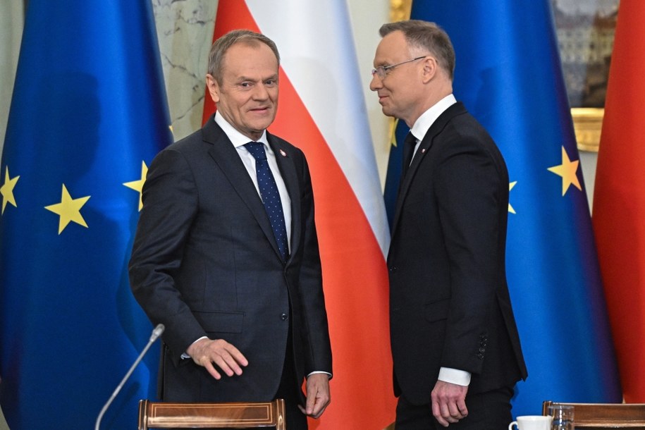 Prezydent Andrzej Duda (P) i premier Donald Tusk (L) na posiedzeniu Rady Gabinetowej, 13 bm. w Pałacu Prezydenckim w Warszawie / 	Radek Pietruszka   /PAP