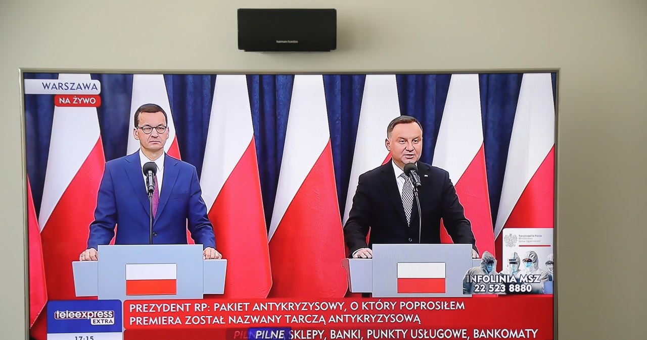 Prezydent Andrzej Duda (P) i premier Mateusz Morawiecki (L) podczas konferencji prasowej /PAP