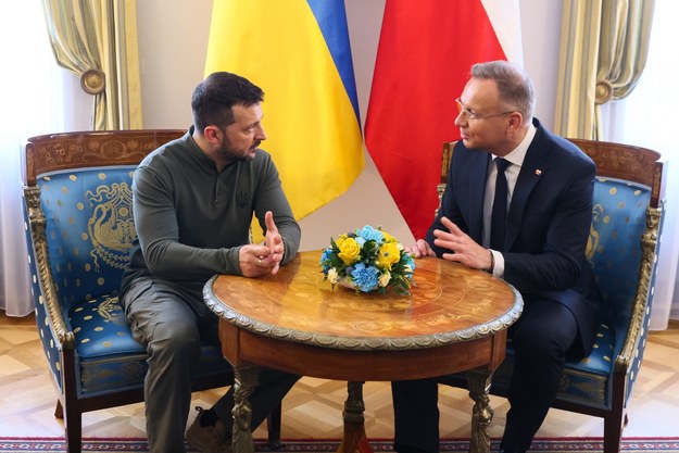 Prezydent Andrzej Duda (P) i prezydent Ukrainy Wołodymyr Zełenski (L) podczas spotkania w Belwederze / 	Leszek Szymański    /PAP