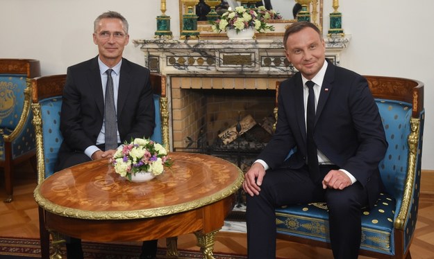 Prezydent Andrzej Duda (P) i z sekretarz generalny NATO Jens Stoltenberg (L) /Radek Pietruszka /PAP