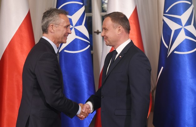 Prezydent Andrzej Duda (P) i z sekretarz generalny NATO Jens Stoltenberg (L) /Radek Pietruszka /PAP