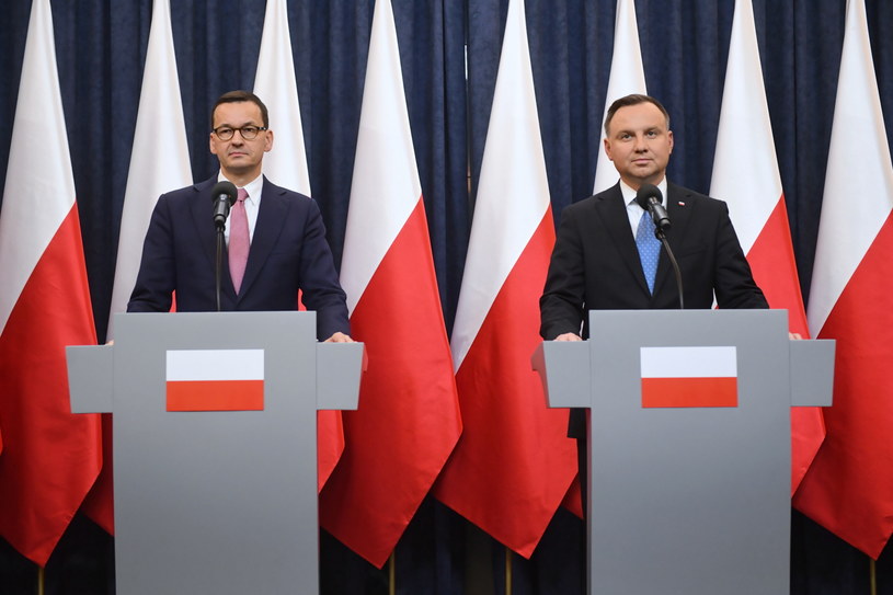 Prezydent Andrzej Duda (P) oraz premier Mateusz Morawiecki (L) / 	Radek Pietruszka   /PAP
