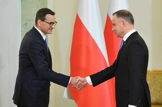 Prezydent Andrzej Duda (P) oraz premier Mateusz Morawiecki /Radek Pietruszka /PAP