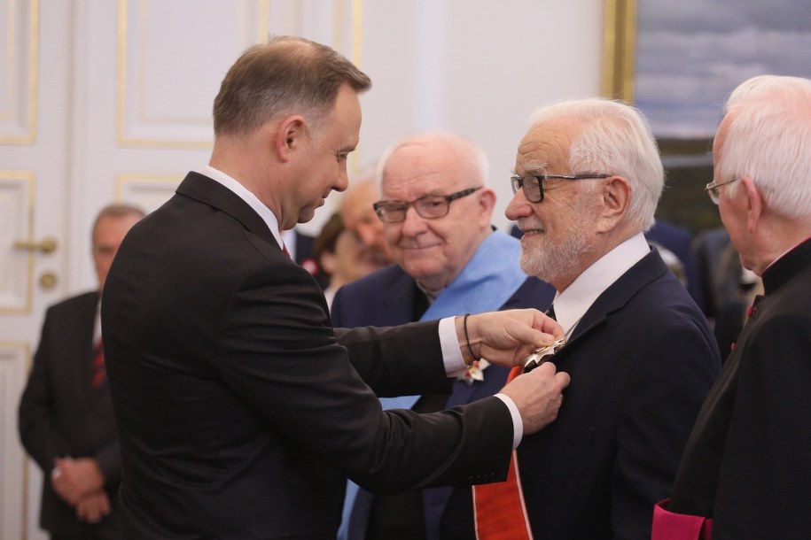 Prezydent Andrzej Duda, pisarz, publicysta, profesor nauk teologicznych ojciec Jacek Salij oraz satyryk Jan Pietrzak podczas uroczystości wręczenia odznaczeń państwowych z okazji Narodowego Święta Niepodległości. / 	Paweł Supernak   /PAP
