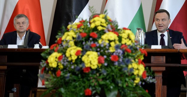 Prezydent Andrzej Duda (po prawej) ze swoim doradcą Andrzejem Zybertowiczem /Jacek Turczyk /PAP