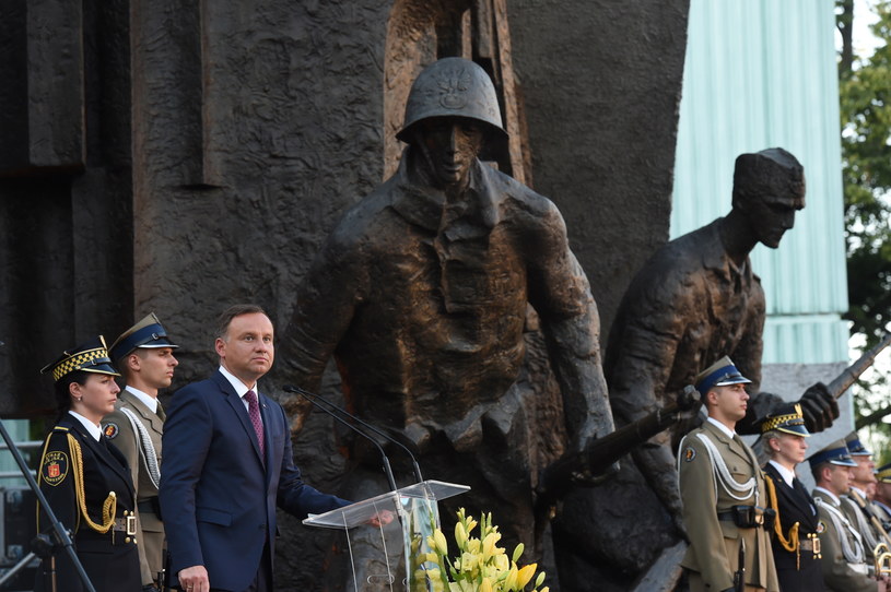 Prezydent Andrzej Duda podczas Apelu Pamięci przed pomnikiem Powstania Warszawskiego /Radek Pietruszka /PAP
