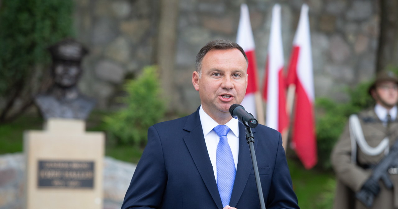 Prezydent Andrzej Duda podczas odsłonięcia pomnika generała broni Józefa Hallera /	Jacek Bednarczyk   /PAP
