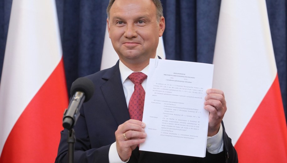 Prezydent Andrzej Duda podczas oświadczenia nt. referendum konsultacyjnego dotyczącego konstytucji. /Paweł Supernak /PAP