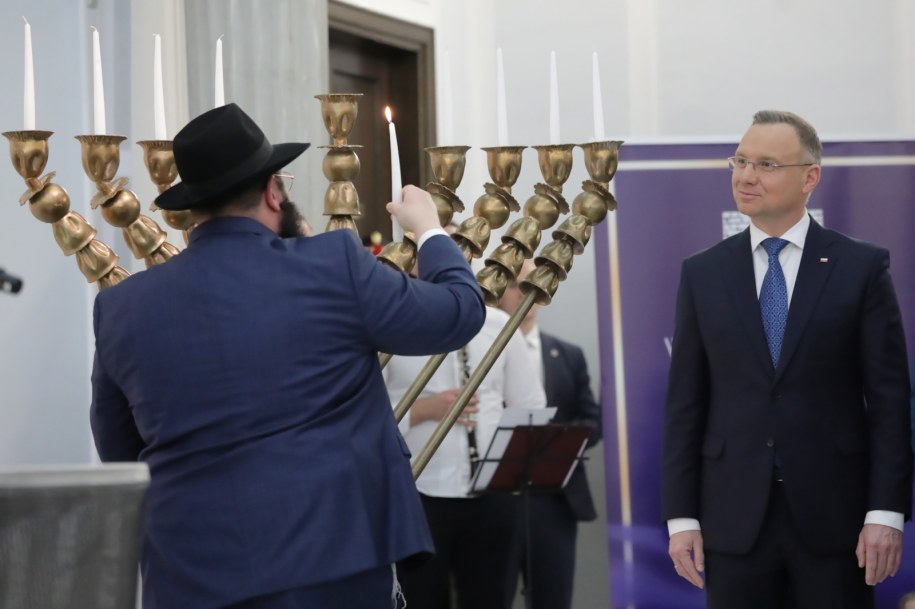 Prezydent Andrzej Duda podczas ponownego zapalenia świec chanukowych w gmachu Sejmu /Tomasz Gzell /PAP