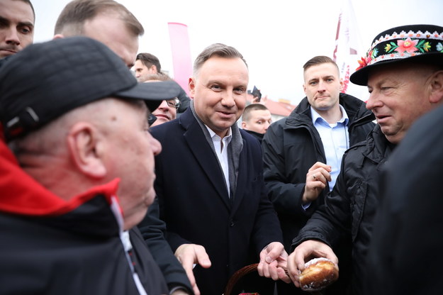 Prezydent Andrzej Duda podczas spotkania z mieszkańcami Łowicza / 	Leszek Szymański    /PAP