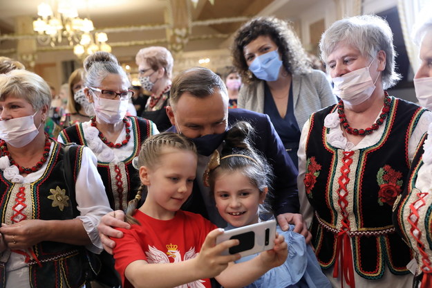 Prezydent Andrzej Duda podczas spotkania z przedstawicielkami Kół Gospodyń Wiejskich z województwa lubelskiego /Jakub Szymczuk / KPRP /PAP