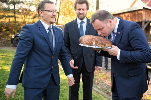 Prezydent Andrzej Duda podczas spotkania z wielodzietną rodziną z wsi Lubenia /Darek Delmanowicz /PAP