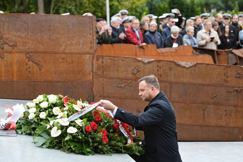 Prezydent Andrzej Duda podczas uroczystości pogrzebowych na Cmentarzu Marynarki Wojennej w Gdyni / 	Adam Warżawa    /PAP