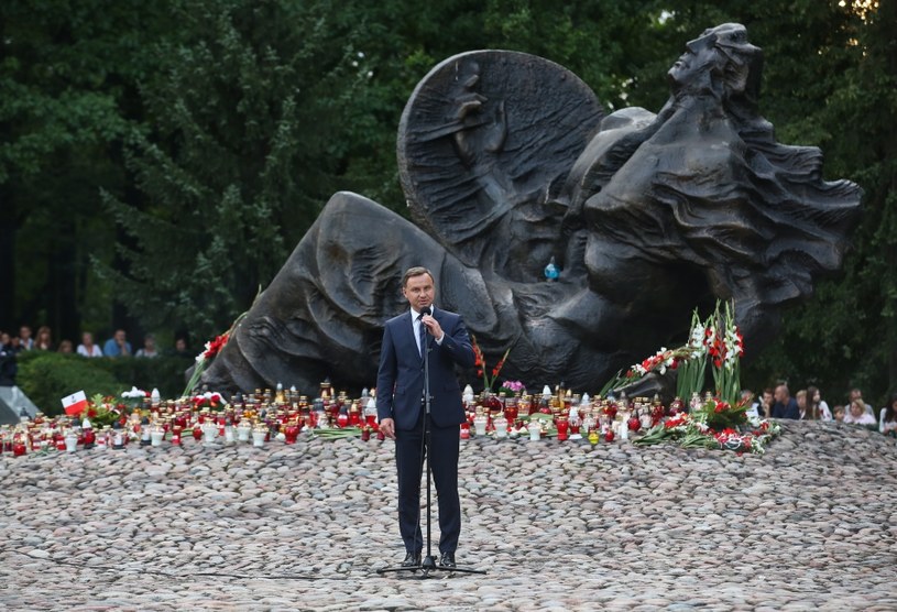 Prezydent Andrzej Duda podczas uroczystości przed pomnikiem "Polegli Niepokonani 1939-1945" na Cmentarzu Powstańców Warszawy na Woli /Rafał Guz /PAP