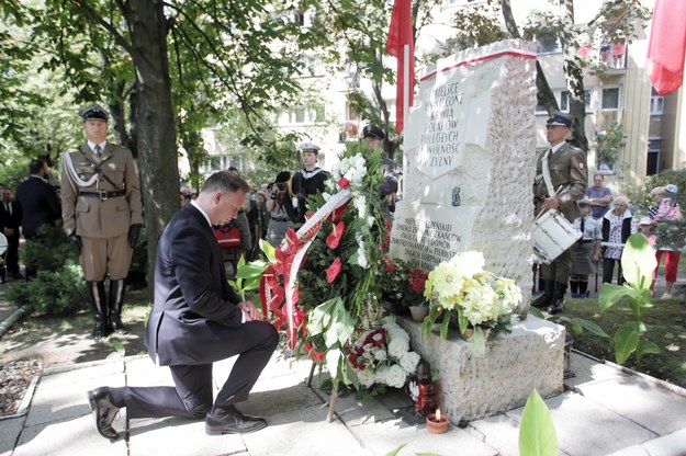 Prezydent Andrzej Duda podczas uroczystości przy tablicy upamiętniającej 2500 Polaków zamordowanych na warszawskiej Woli /	Wojciech Olkuśnik /PAP