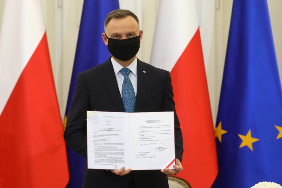 Prezydent Andrzej Duda podczas uroczystości ratyfikacji decyzji unijnych przywódców ws. uruchomienia Funduszu Odbudowy /Rafał Guz /PAP