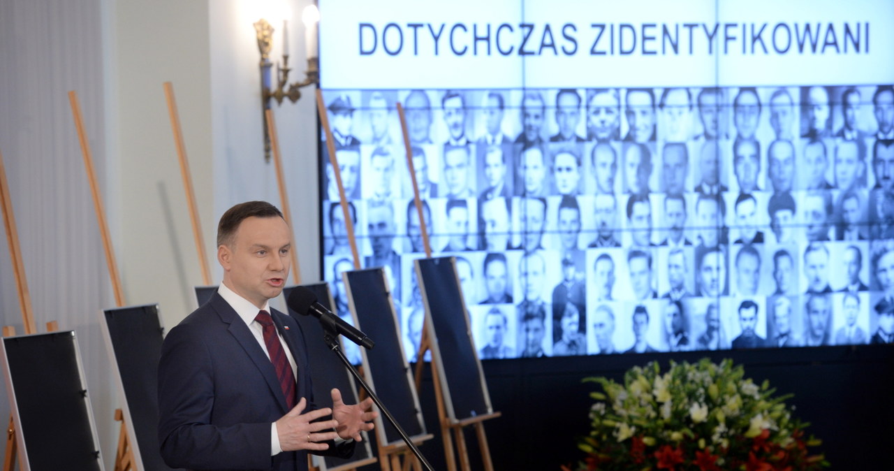 Prezydent Andrzej Duda podczas uroczystości wręczenia not identyfikacyjnych 12 członkom rodzin ofiar totalitaryzmów w Pałacu Prezydenckim /Jacek Turczyk /PAP