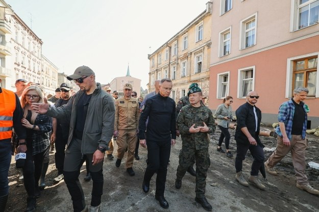 Prezydent Andrzej Duda podczas wizyty w Głuchołazach /Michał Meissner /PAP