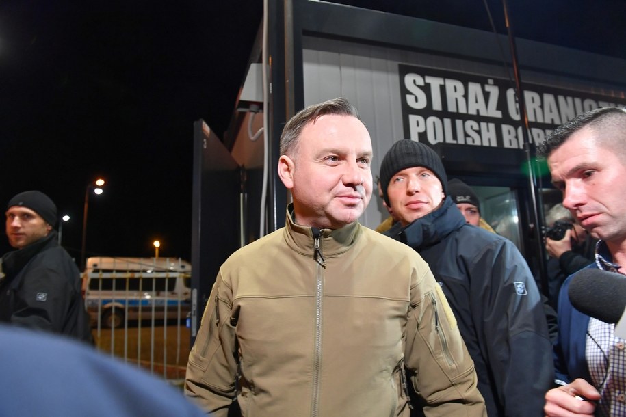 Prezydent Andrzej Duda podczas wizyty w punkcie kontroli sanitarnej na granicy w zachodniopomorskim Kołbaskowie / 	Marcin Bielecki    /PAP