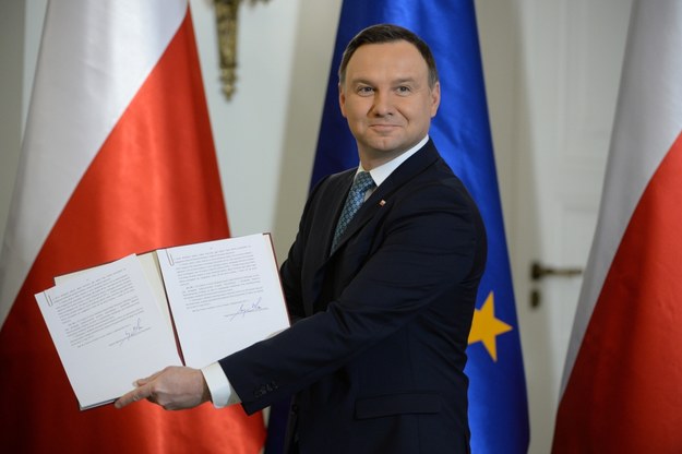 Prezydent Andrzej Duda podpisał ustawę obniżającą wiek emerytalny /PAP/Jacek Turczyk /PAP