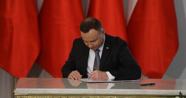 Prezydent Andrzej Duda podpisał ustawę ograniczającą handel w niedziele /PAP