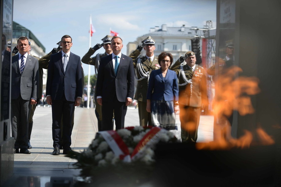 Prezydent Andrzej Duda , premier Mateusz Morawiecki i marszałek Sejmu Elżbieta Witek składają wieniec przed Grobem Nieznanego Żołnierza w Warszawie / 	Marcin Obara  /PAP