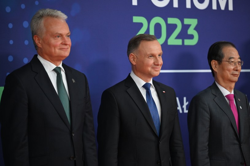 Prezydent Andrzej Duda, prezydent Litwy Gitanas Nauseda oraz premier Korei Han Duck-soo podczas inauguracji Krynica Forum 2023 /Darek Delmanowicz /PAP