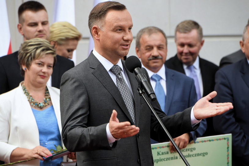 Prezydent Andrzej Duda przemawia podczas uroczystej Gali AgroLigi 2017 w ogrodach Pałacu Prezydenckiego /Radek Pietruszka /PAP