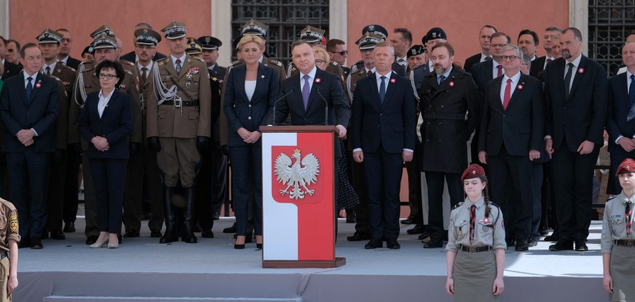 Prezydent Andrzej Duda przemawia podczas uroczystości na placu Zamkowym w Warszawie /Mateusz Marek /PAP