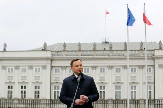 Prezydent Andrzej Duda przemawia przed Pałacem Prezydenckim /Paweł Supernak /PAP
