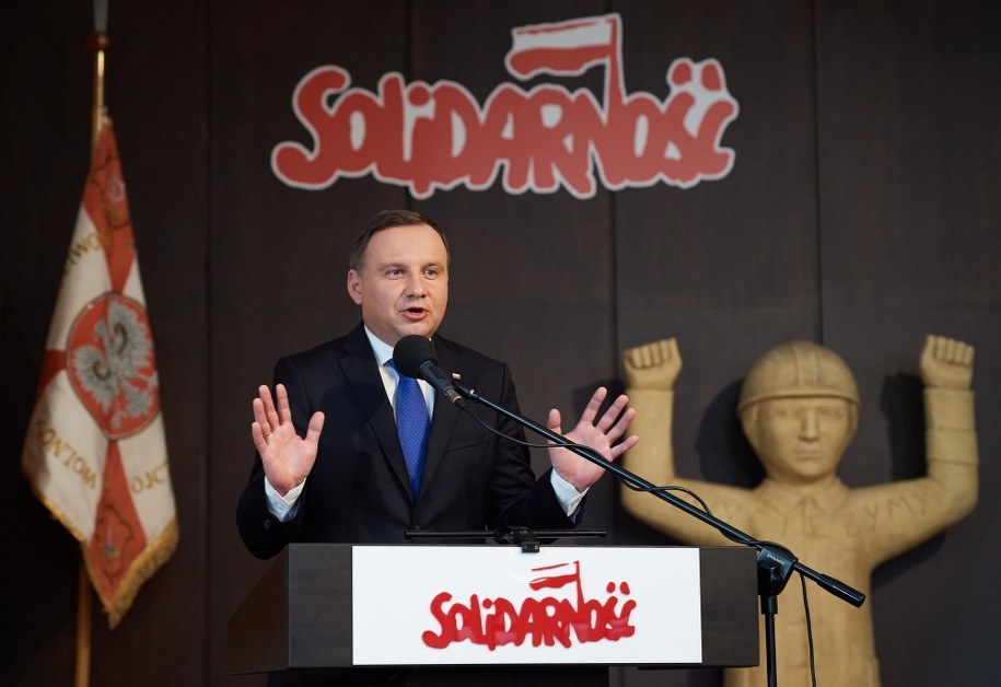 Prezydent Andrzej Duda przemawia w historycznej sali BHP Stoczni Gdańskiej /Adam Warżawa /PAP
