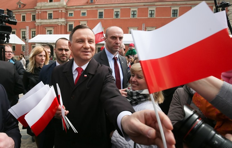 Prezydent Andrzej Duda rozdaje polskie flagi, po uroczystości podniesienia Flagi Państwowej RP na Wieży Zegarowej Zamku Królewskiego w Warszawie //Paweł Supernak /PAP