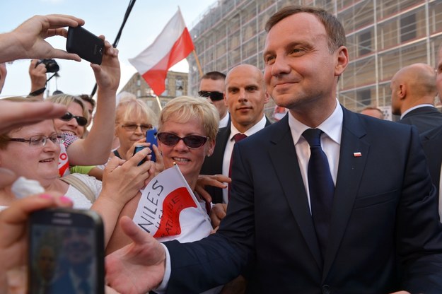 Prezydent Andrzej Duda rozmawia i wita się z osobami tłumnie zgromadzonymi na trasie jego przejścia z pl. Piłsudskiego do Pałacu Prezydenckiego /Marcin Obara /PAP